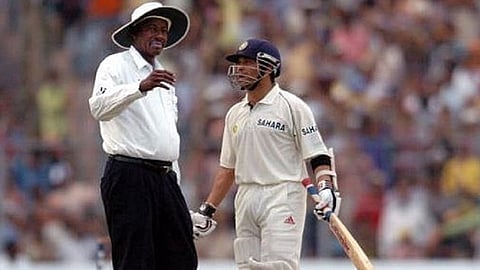तेव्हा सचिन तेंडुलकरला खोटे बाद ठरवले होते; एवढ्या वर्षांनंतर पंचांना उपरती