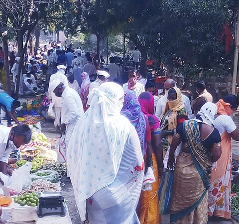 Big crowd in the market after the weekend lockdown