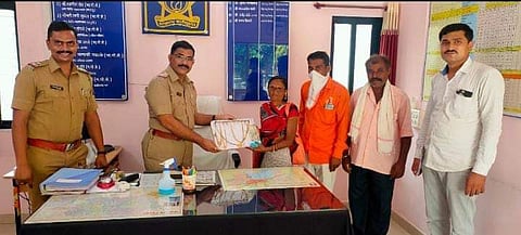 आधी घरात चोरी केली नंतर घरापुढे येवून चोरलेले दागीने पून्हा आणून ठेवले