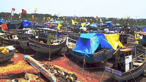 निसर्ग नंतर मासेमारीला पुन्हा वादळाचा तडाखा; नव्या हंगामाचा मुहुर्त लांबला; अद्याप मासेमारी नौका बंदरातच