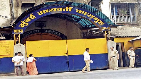 कारागृहांमध्येही कोरोनाचे थैमान! बाधित कैद्यांचा आकडा वाचून तुम्हालाही बसेल धक्का