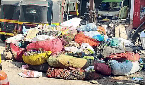 वसई विरार पालिकेचा प्रताप! कचऱ्याचे वर्गीकरण गाठोड्यात