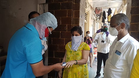 शिवडीमधील सामाजिक कार्यकर्ते लोकांच्या मदतीसाठी रस्त्यावर; 25 हजार लोकांची आरोग्य तपासणी