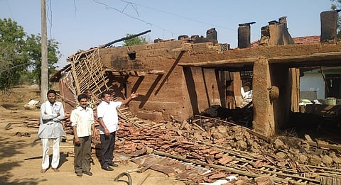 आमगाव : आगीत जळालेले गोठे व घराची पाहणी करताना आमदार सहसराम कोरोटे.