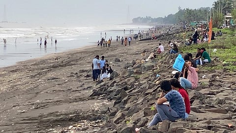 कोरोना गेला उडत! राजोडी समुद्रकिनाऱ्यावर तरुणाईच्या प्रेमाला बहर; पावसाळी वातावणाचा आनंद लुटन्यासाठी गर्दी