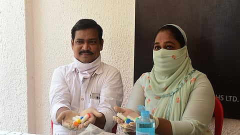 कौतुकास्पद! 'या' डॉक्टर दाम्पत्याने केले मोफत होमिओपॅथी औषधांचे वाटप