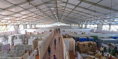 सर्वात मोठी बातमी! मुंबई 'निसर्ग' समोर हतबल; 'या' कोविड सेंटरमधील रुग्ण तातडीने हलवण्यास सुरूवात