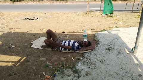 खारघर : तीन दिवसांपासून रस्त्यावर पडून असलेला कैदी छोटू.