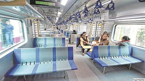 एसी लोकल सुरु करण्याचे टाईमिंग चुकले? लोकलमध्ये बोटावर मोजण्याइतके प्रवासी आणि सुरक्षा कर्मचारी