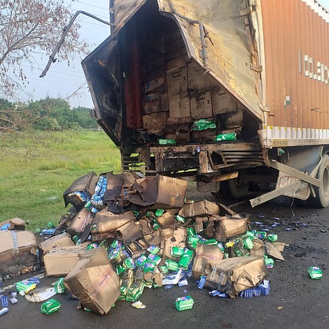 धुळे महामार्गावर कंटेनर- दुधाच्या टँकर मध्ये भीषण अपघात, तीन जणांचा मृत्यू !