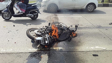 accident between two wheeler and contender at kolhapur