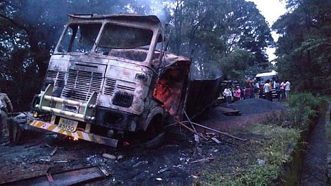 accident of bus and truck near khanapur sangli