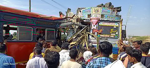 जैताणे येथे बस-ट्रकचा भीषण अपघात; एक ठार, 29 प्रवासी जखमी