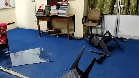 Akola News: Vandalism in Municipal Corporation; Education officer threatens to kill