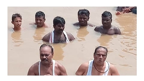 akola news: Ganesh Potes agitation in water to stop increasing water pollution