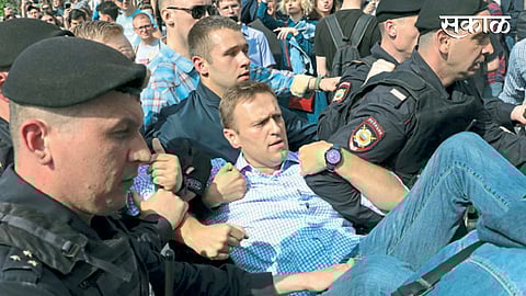 रशियात आल्यानंतर अलेक्सी नवाल्नींना अटक करताना पोलिस.