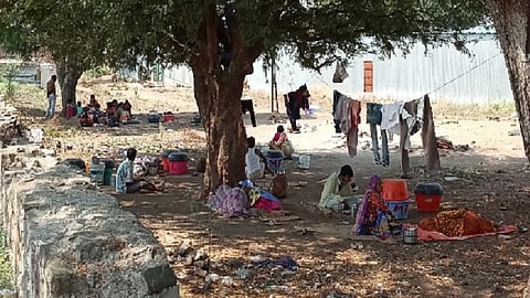 अंबड : जालना महामार्गालगत असलेल्या चिंचेच्या झाडाखाली राहणारे मजूर.