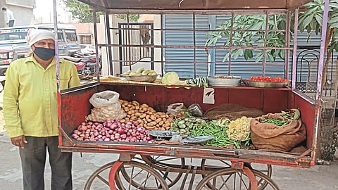 अंबड : हेअर सलून बंद असल्याने हातगाड्यावर भाजीपाला विक्री करताना कैलास कानडे.