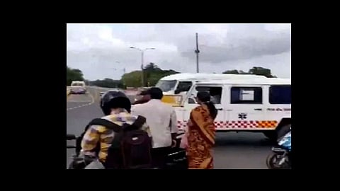 ambulance and commuters were stopped by policeto allow vip convoy to pass video viral at chennai