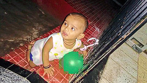 शिरजगावकसबा : अशा अवस्थेत चिमुकलीला अंधारात बेवारस सोडले होते.