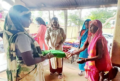 tribal women received sarees through WhatsApp messages in Amravati