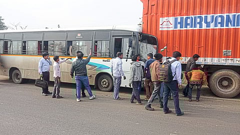 बाजारगाव : येथील रस्त्यावर उभ्या असलेल्या कंटेनरला धडक देणारी बस.