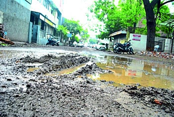 मृत्यूची प्रतीक्षा करताय का? जळगावकर संतप्त !