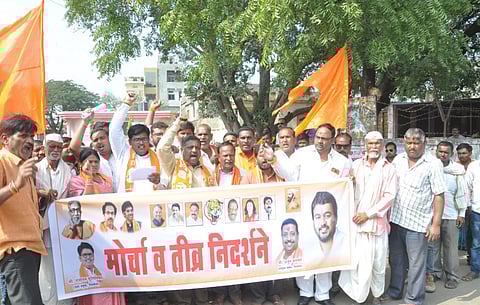 अंबाजोगाई (बीड) - शिवसेनेने शेतकऱ्यांच्या विविध मागण्यांसाठी काढलेला मोर्चा.