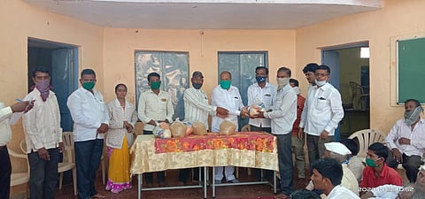 पूरग्रस्त पीरटाकळीच्या शिक्षकांनी दिला ग्रामस्थांना मदतीचा हात