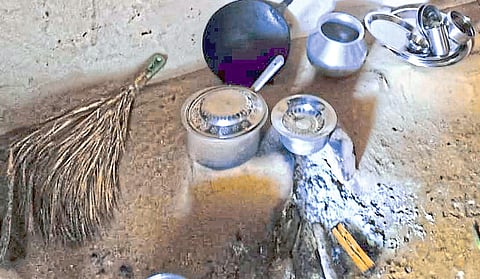 पवनी : गॅस नसल्याने स्वयंपाकासाठी वापरात असलेली चूल.