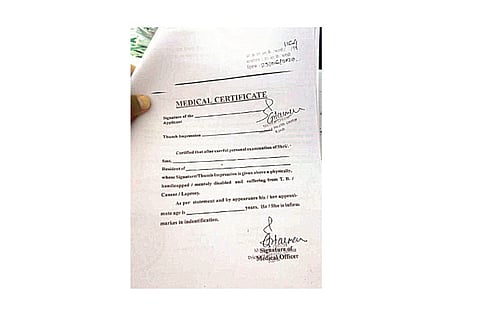 वैद्यकीय अधिकाऱ्यांनी स्वाक्षरीसह दिलेले हेच ते कोरे प्रमाणपत्र.
