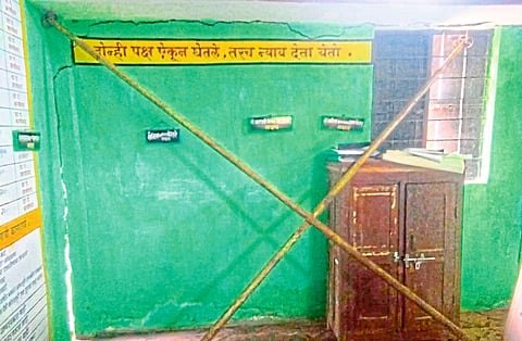 सिहोरा : टेकूचा आधार घेऊन उभी असलेली मुरली ग्रामपंचायत इमारत.