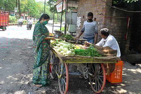 लॉकडाऊनचा कठीण काळ...आणि घर चालविण्यासाठी अनेकांनी धरली फळ-भाजी विक्रीची वाट