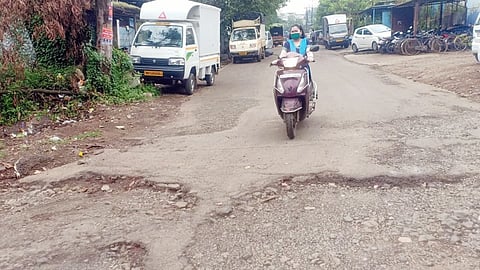 भोसरी एमआयडीसीतील रस्ते खड्ड्यांमुळे धोकादायक; वाहन चालविताना करावी लागतेय कसरत