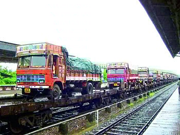 लॉकडाउनमध्ये रेल्वेने बदलला उत्पन्नाचा ‘ट्रॅक’ !