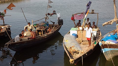 small fisherman face problem in fishing due to change in atmosphere in ratnagiri