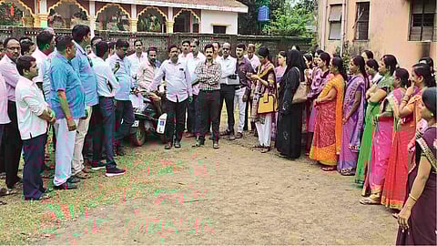 माणगाव : तालुक्यातील बीएलओ शिक्षकांनी एकत्र जमून ऑनलाईन कामावर बहिष्कार टाकण्याचा निर्णय घेतला आहे. त्यावेळी जमलेले शिक्षक.