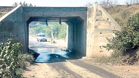 सावधान, पुढे धोका आहे! रेल्वे स्टेशनच्या बोगद्यात सांडपाण्याने दुर्गंधी