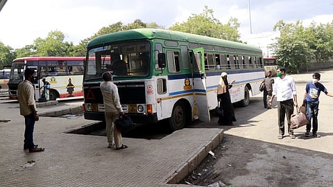 मोजक्या एसटी बसमुळे प्रवाशांचे हाल; तासन्तास करावी लागतेय प्रतीक्षा