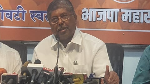 "मित्र त्यांना जाऊन मिळाला म्हणून हे चित्र", चंद्रकांत पाटील