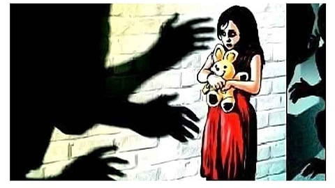 कुटुंबाने सोडून दिलेल्या बालिकेवर अत्याचार