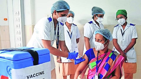 Corona Vaccination:लसीकरणासाठी लाभार्थींची गर्दी, पालिकेनं घेतला मोठा निर्णय