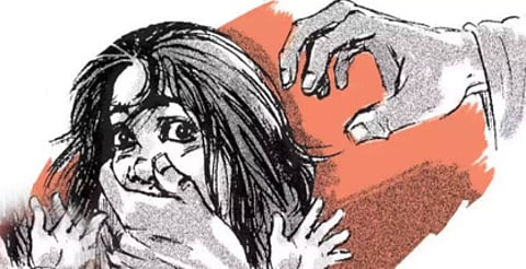 अल्पवयीन मुलीला वेश्याव्यवसायात ढकलणाऱ्यांस अटक