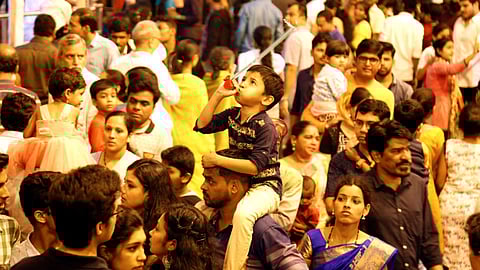 Ganesh Festival  : रस्त्यांवर गणेशभक्तांची मांदियाळी