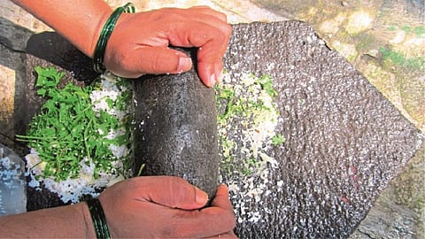 दगडी पाट्यावर अशा पद्धतीने वाटण केले जात होते.