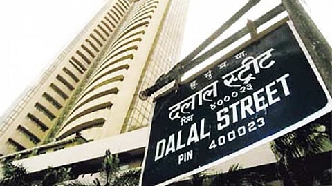 सलग तिसऱ्या दिवशी भारतीय बाजारांत नफावसुली, निफ्टी पंधरा हजारांखाली, सेन्सेक्स 397 अंशांनी घसरला