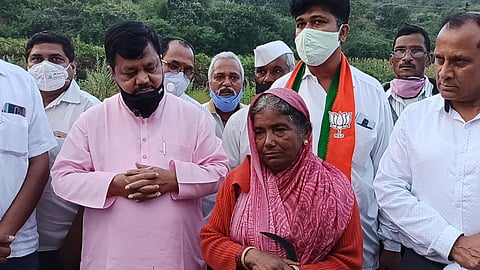 साहेब, माझा कुणावरच भरवसा न्हाय.. आता मी काय करू;  हताश माउलीची दरेकरांना साद