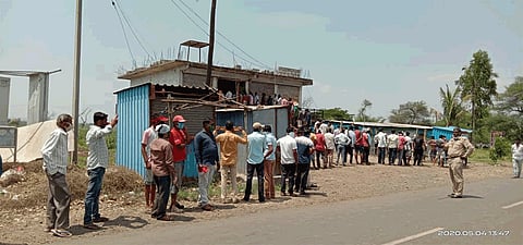 crowd on maharashtra karnataka boundary who alcohol purchasing