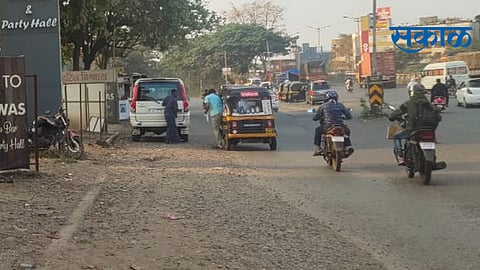 नवले पूल ते वडगाव पुल दरम्यान अतिक्रमणे पुढाऱ्यांची; जीव जातोय सामान्य माणसांचा