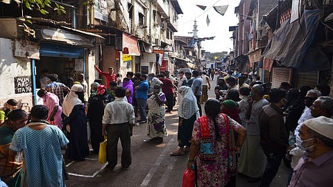 कोरोनामुळे धारावी झाली 'बदनाम वस्ती', आता इथल्या नागरिकांना सहन करावा लायतोय 'हा' त्रास...